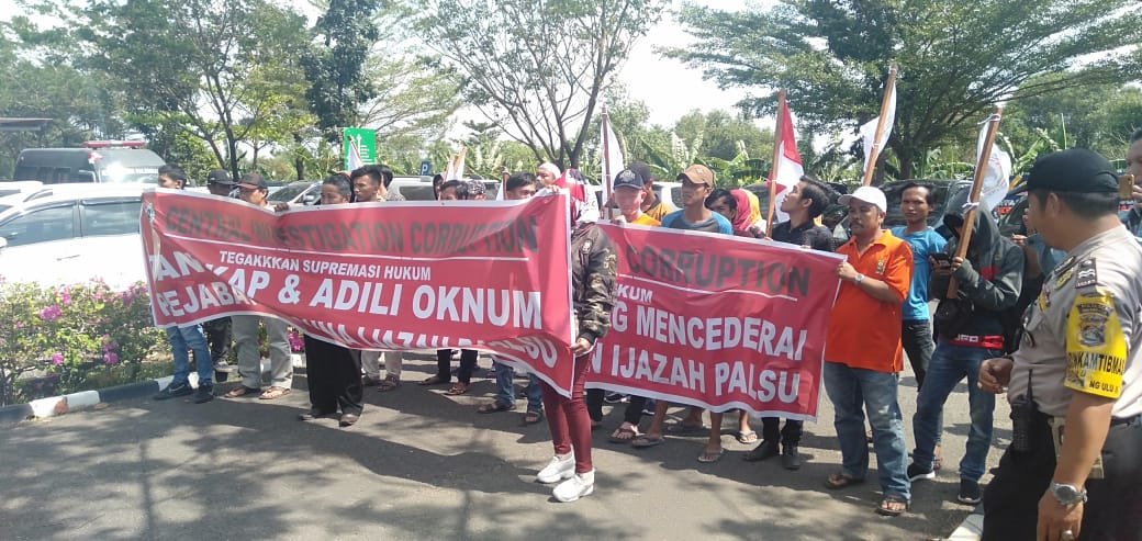 Diduga Berijazah Palsu, Puluhan Massa Gelar Aksi di Kejaksaan Tinggi Sumsel