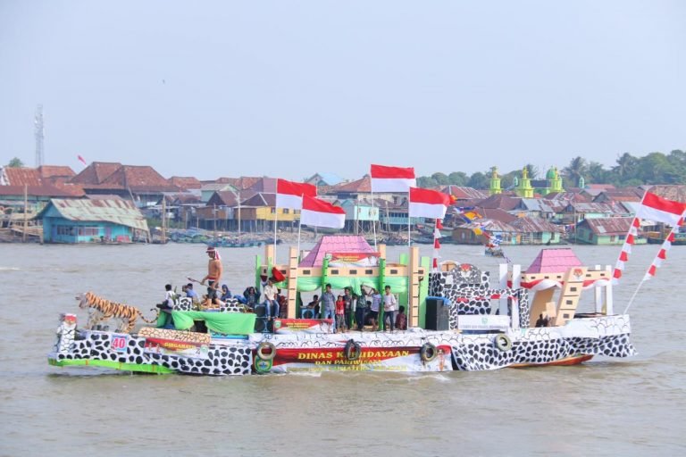 Lomba Bidar , perahu motor hias