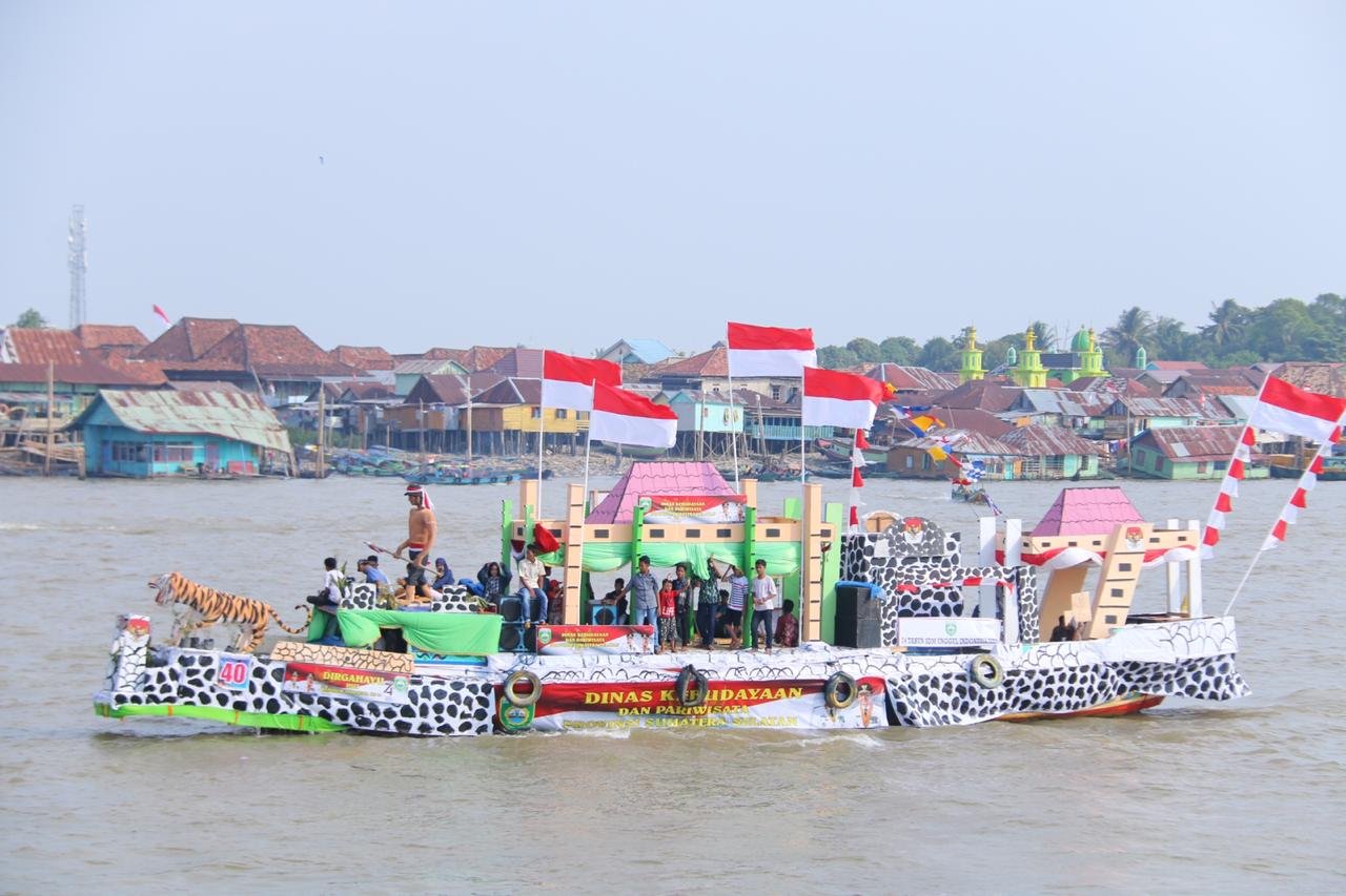 Lomba Bidar , perahu motor hias