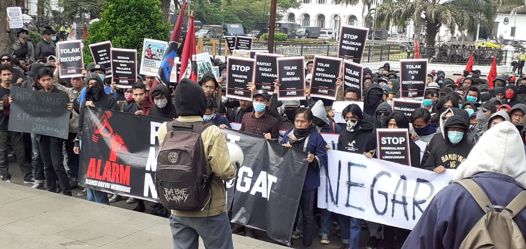 Massa Gabungan di Bandung Geruduk Gedung DPRD Jabar