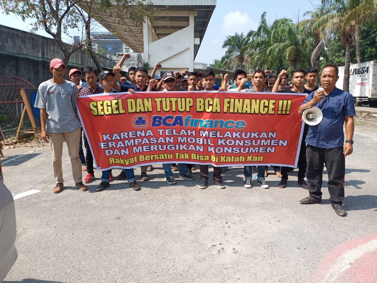 Ulah Debt Collector ‘Sangar’ BCA Finance Palembang, Digeruduk Puluhan Konsumen