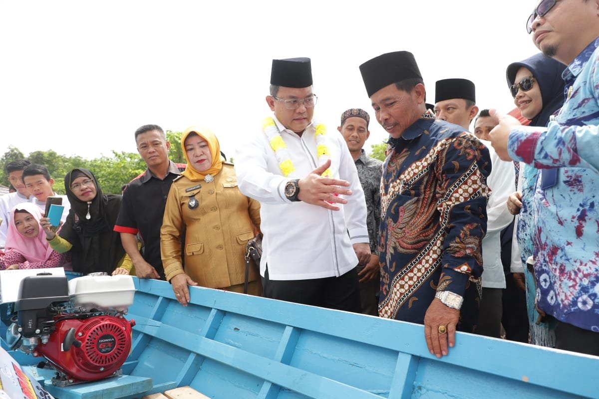 bantuan perahu , Bupati Muba Dodi Reza Alex Noerdin , Nelayan