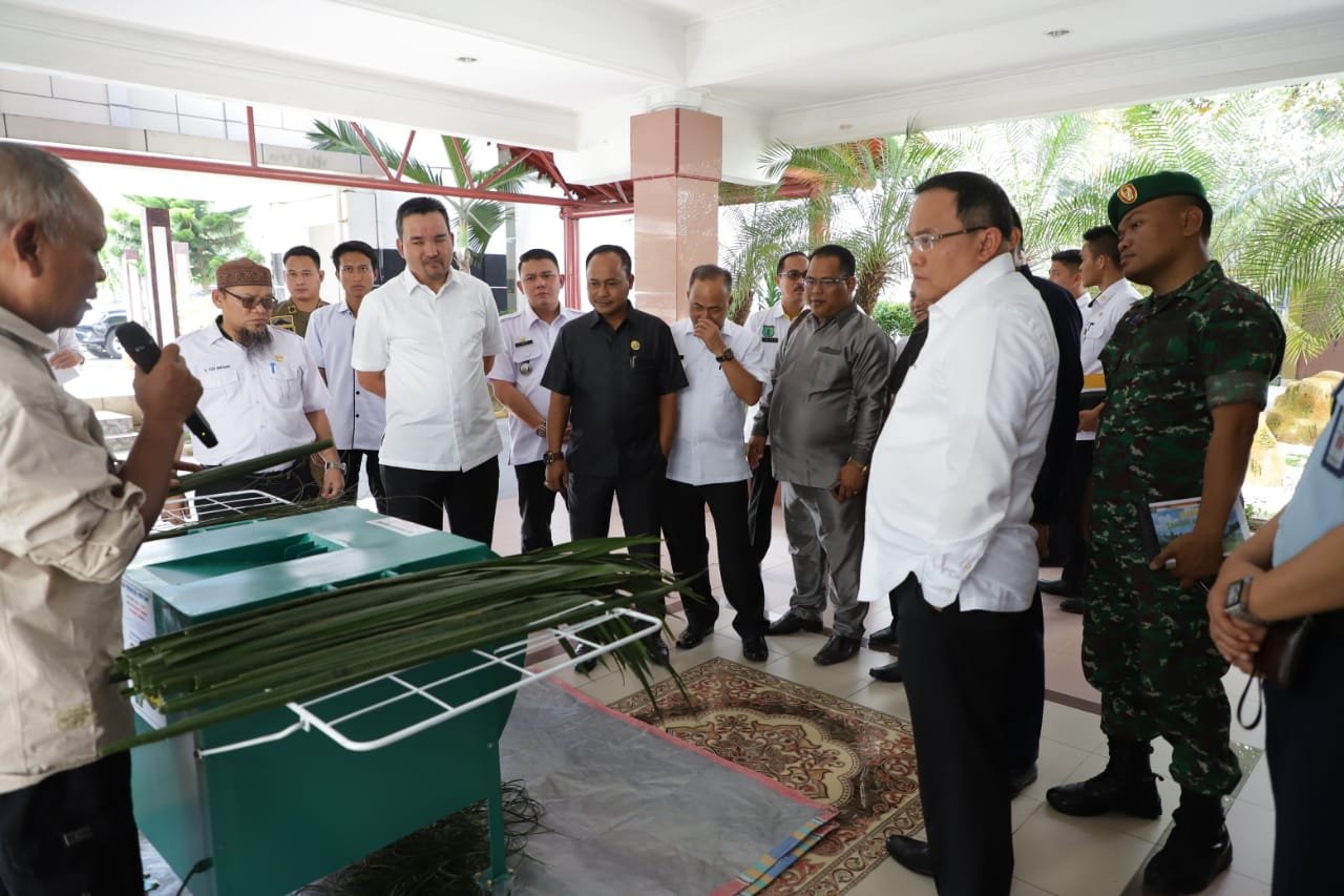 Muba Ciptakan Alat Pemisah Daun Sawit dengan Lidi