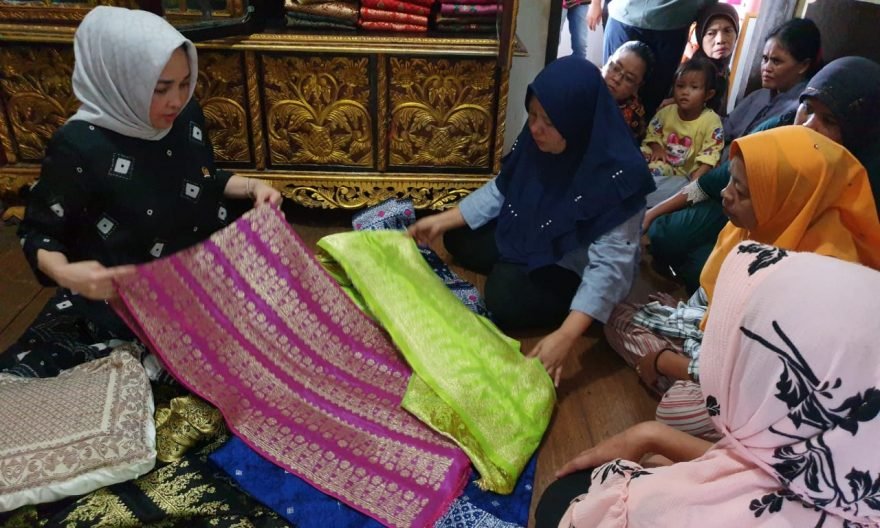 Cinta Eva di Ranah Perajin Songket…!