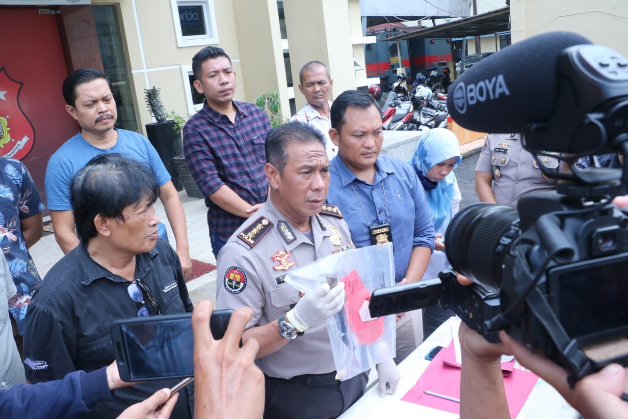 Roni Melawan Saat Ditangkap