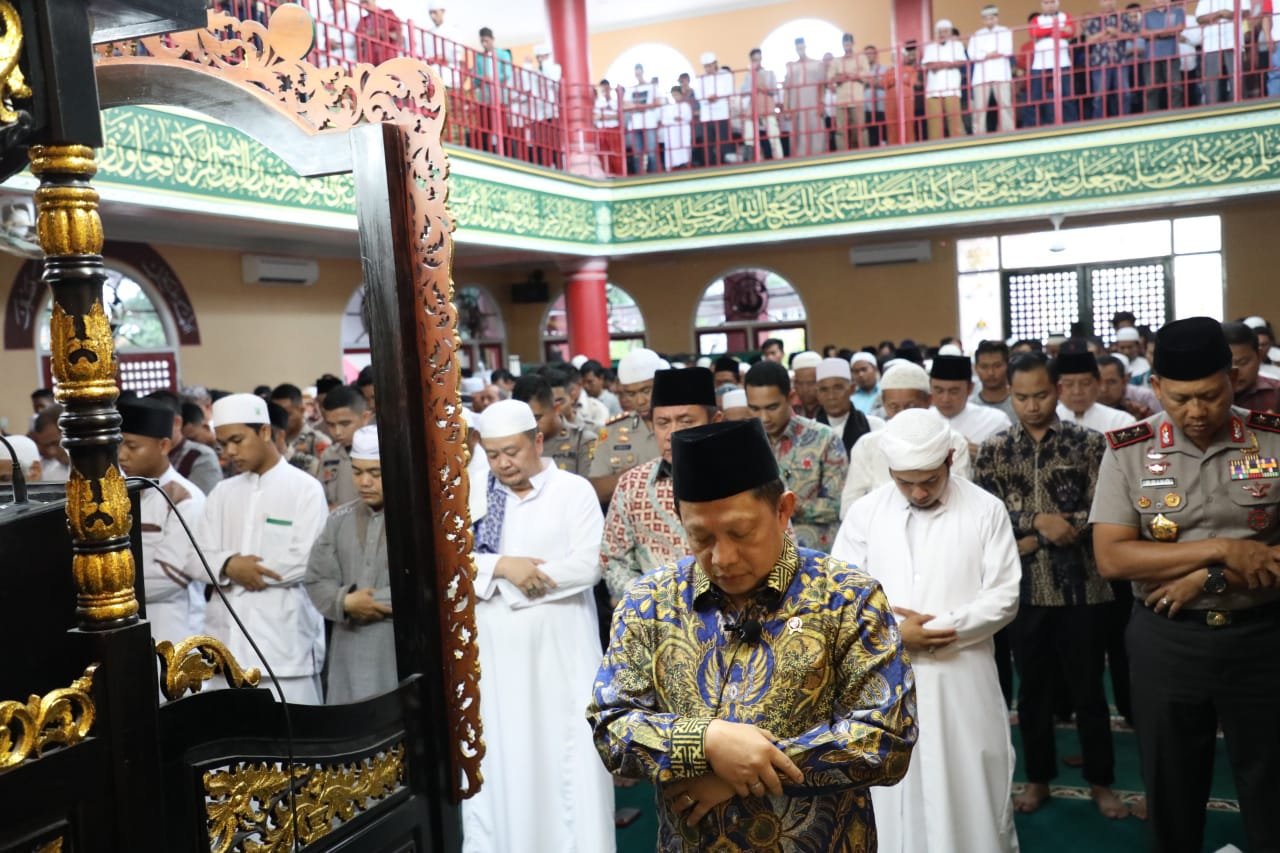 Tito Imam Sholat Jumat di Masjid Cheng Ho