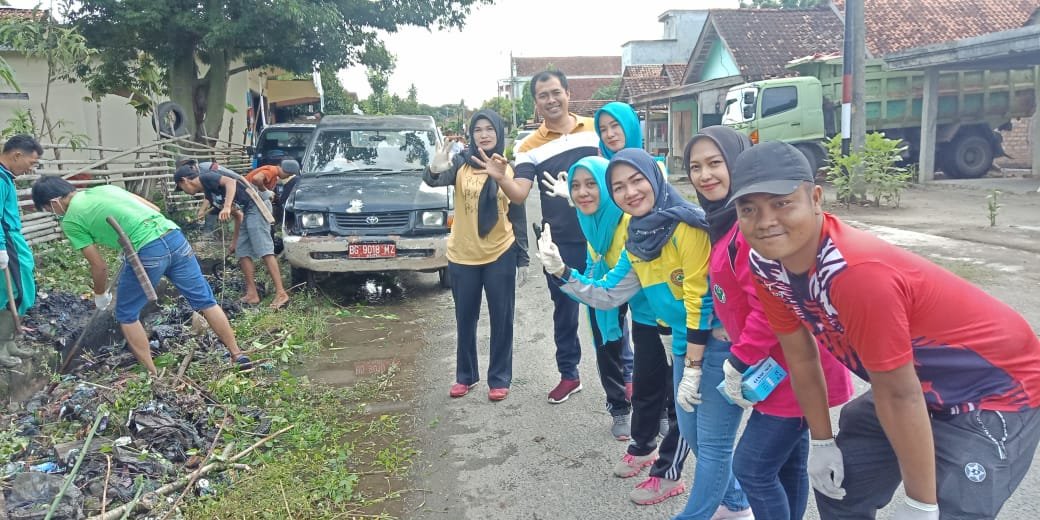 Cegah Covid 19 dan DBD Kades Buaysandang Aji Patok Jumat Bersih Bersih