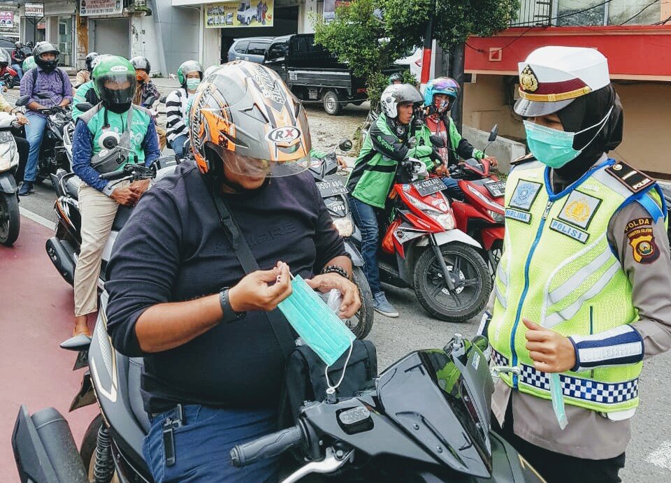 Cegah Covid 19, Operasi Keselamatan Musi 2020 Polda Sumsel Bagikan Masker