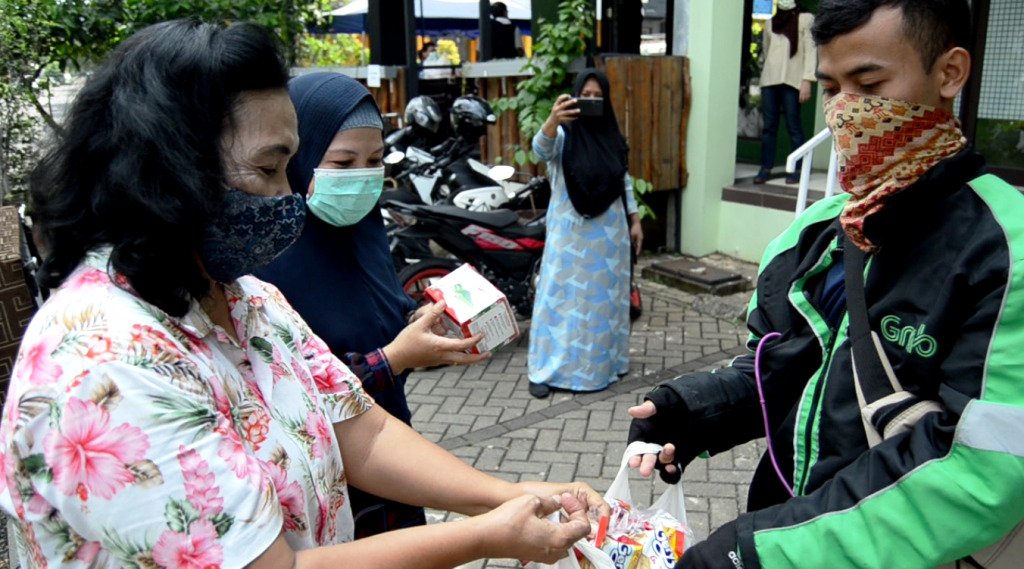 Gotong Royong Ringankan Beban Rakyat