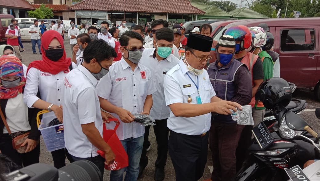 Ormas Projo Muara Enim Bagi Masker ke Tukang Ojek