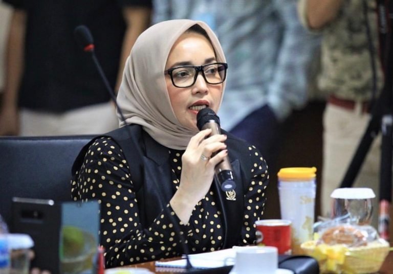 gaji guru honorer , Hj Eva Susanti DPD RI
