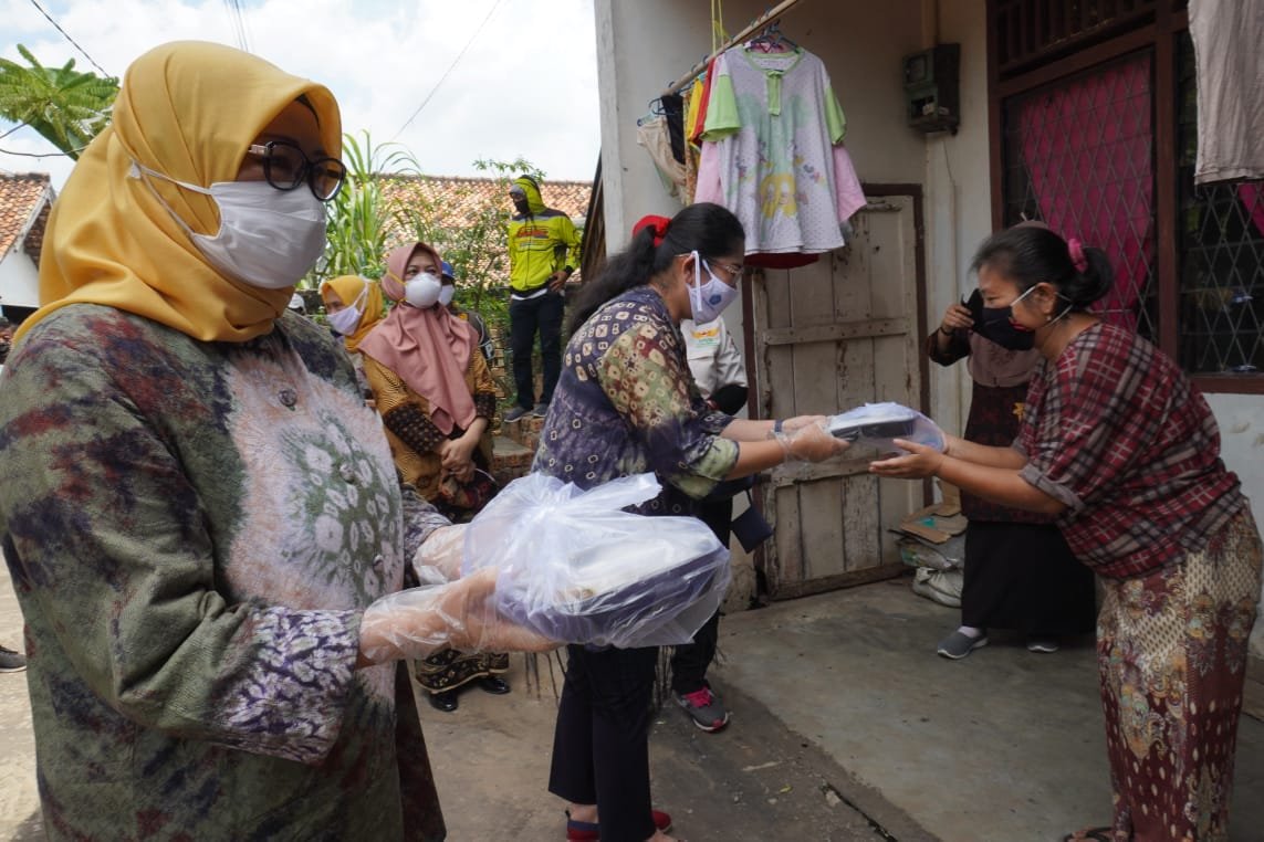 Cinta Feby Deru Sepanjang Hari untuk Warga tak Mampu