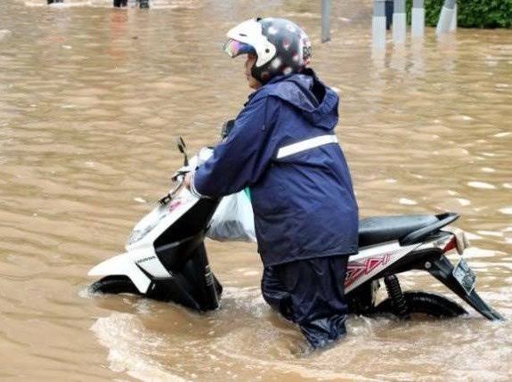 Pertolongan Pertama Saat Motor Mogok Akibat Banjir