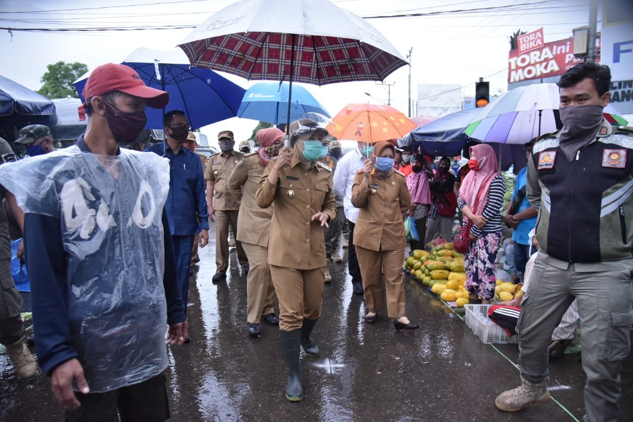 Fitri Edukasi Jaga Jarak Pedagang di Pasar Lemabang
