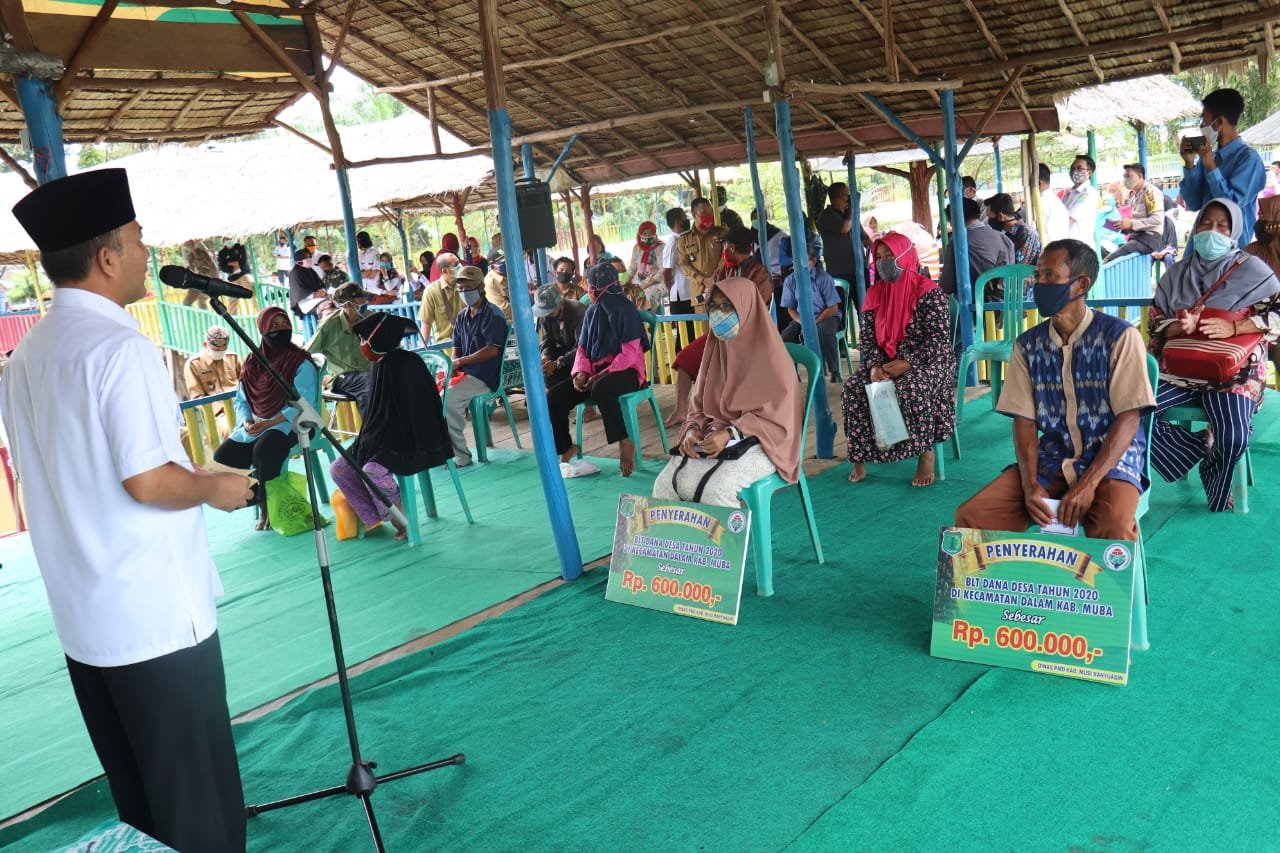 Sekda Muba Salurkan BLT Dana Desa di Babat Supat