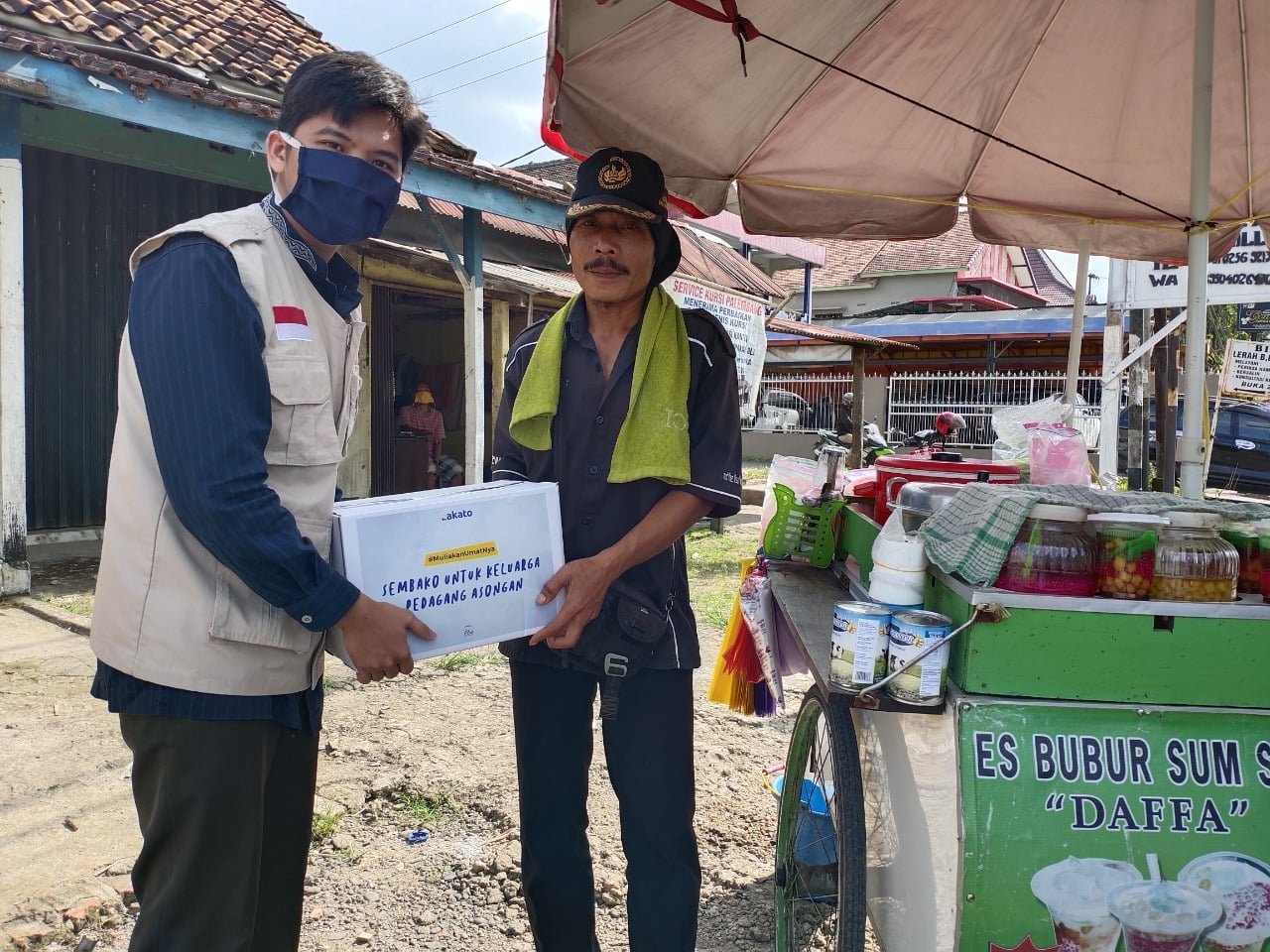 Giliran LMI Bagikan Sembako ke Pedagang Asongan