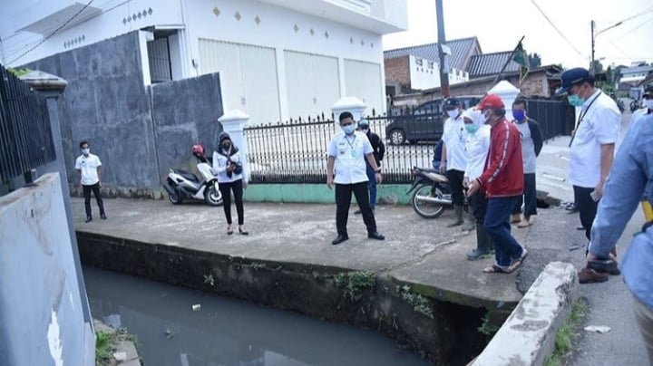 Fitrianti Tinjau Jalan Rusak di Ario Kemuning