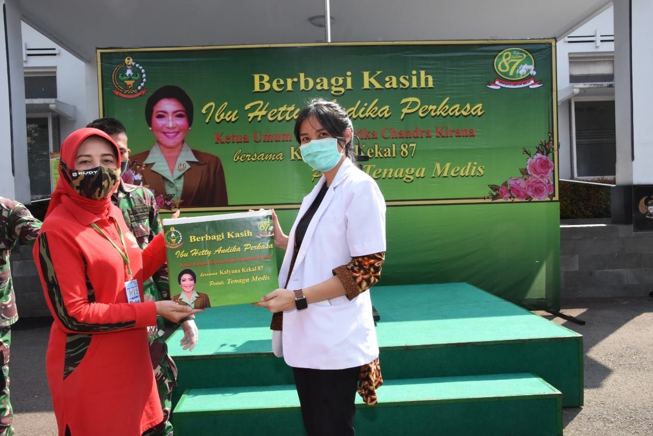 Ketua Persit KCK Daerah III/Siliwangi Serahkan 500 Paket Sembako