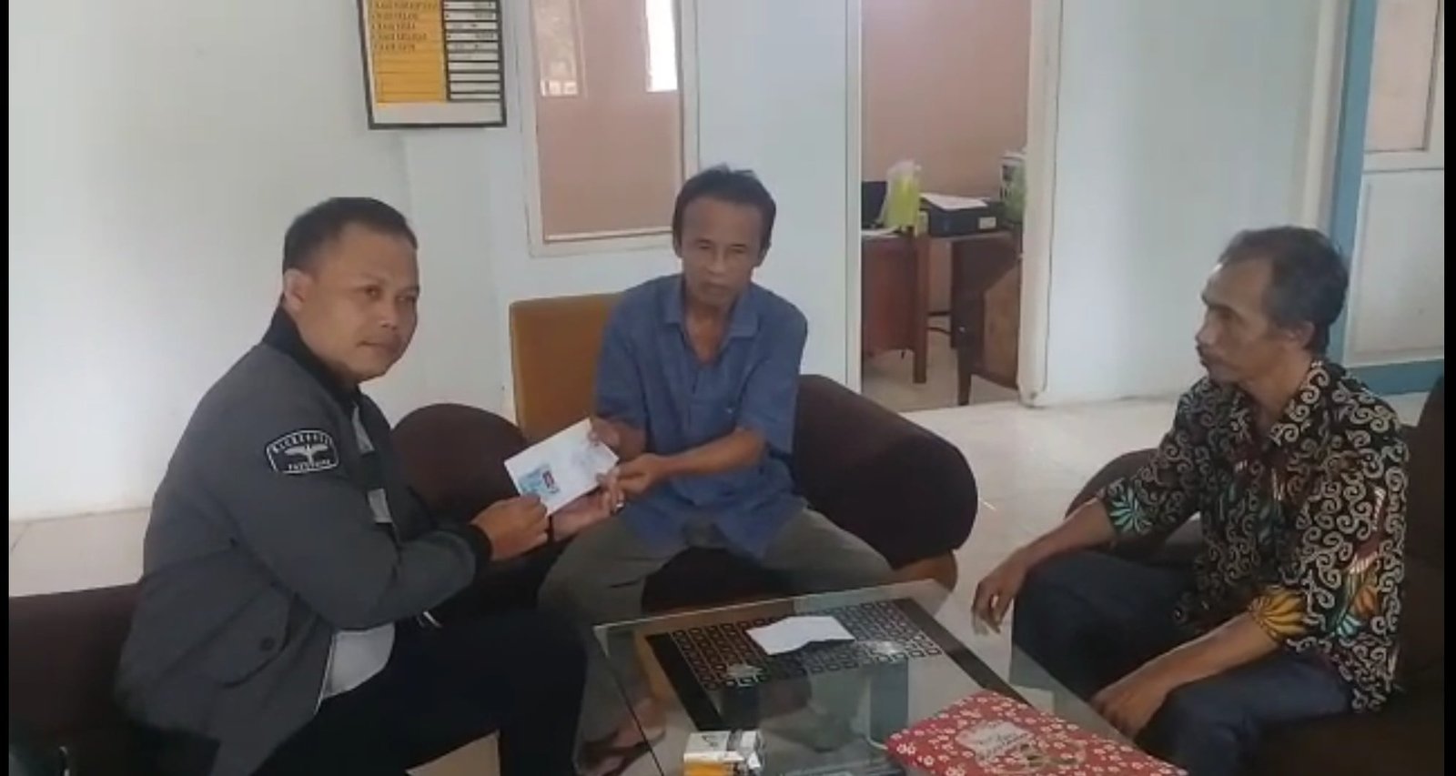 Warga Darmaraja Kembalikan BLT Dana Desa