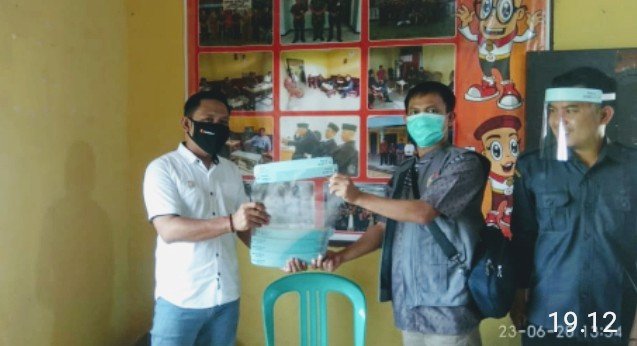 Komisioner Bawaslu Kabupaten OKU Timur Serahkan APD ke Panwaslu Kecamatan