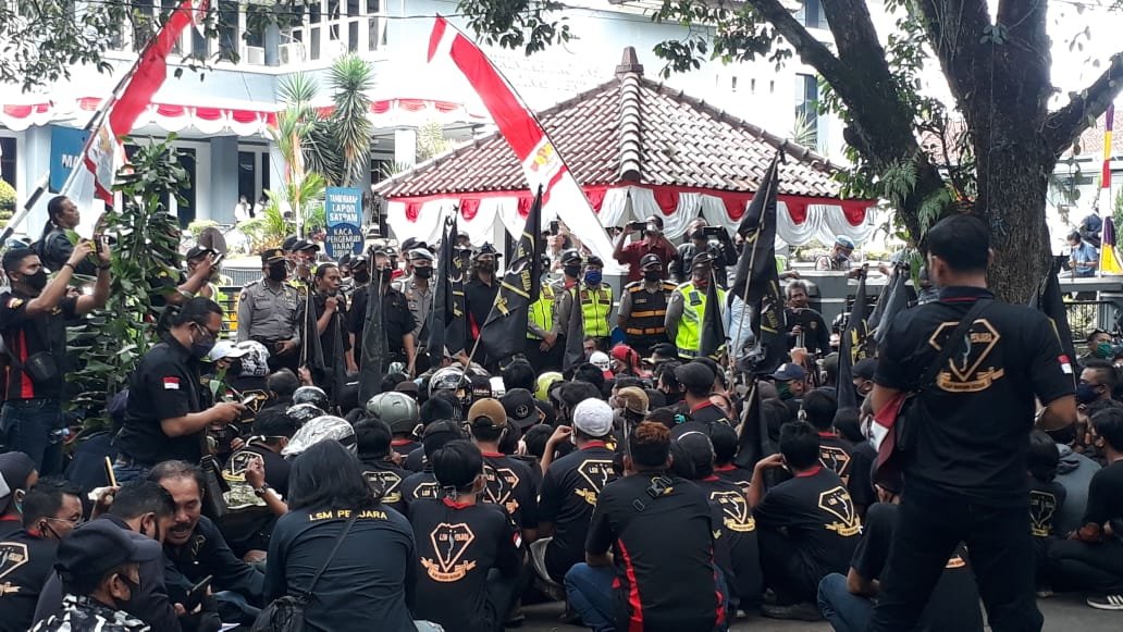 Massa LSM Penjara Unjuk Rasa di Disdik Jabar