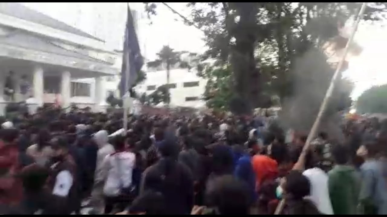 Memanas, Mahasiswa Kepung DPRD Jabar