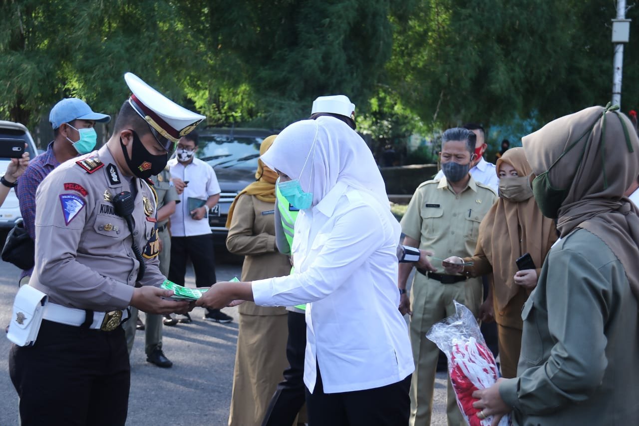 Fitrianti Bagi-bagi Masker Lagi…!