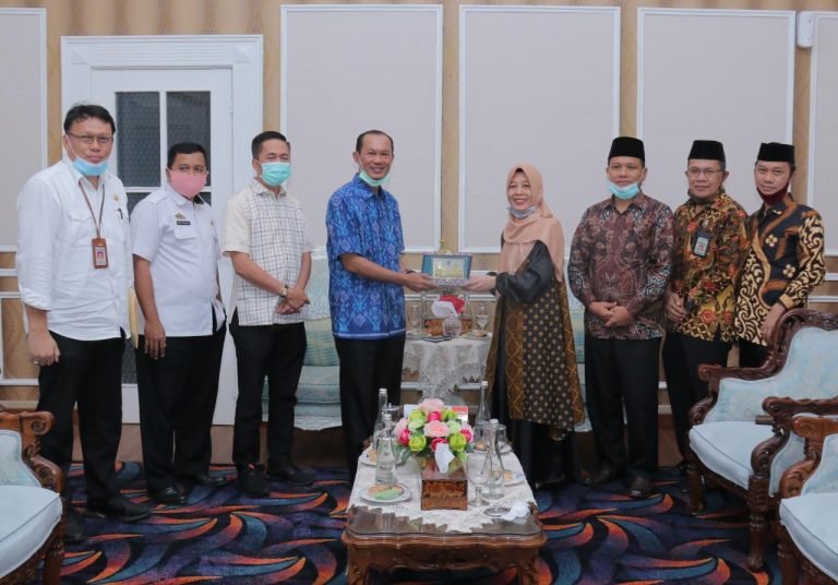Prof Dr Nyayu Khodijah S. Ag M.Si , Rektor UIN , Rektor Universitas Islam Negeri (UIN) Raden Fatah Palembang , Shuttle Bus , Walikota Palembang