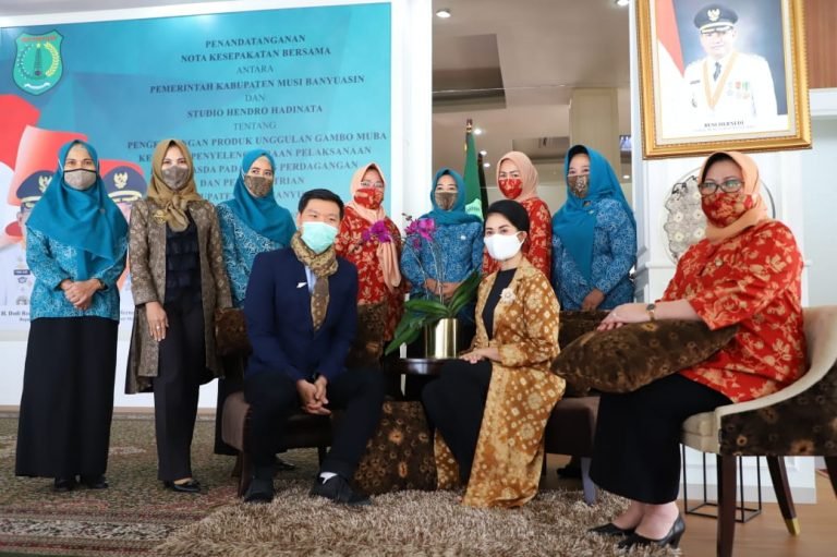 eco fashion , ekonomi kerakyatan , Gambo Muba , Getah gambir , industri tekstil , jumputan , limbah tekstil , petani gambir , Studio Hendro Dinoto