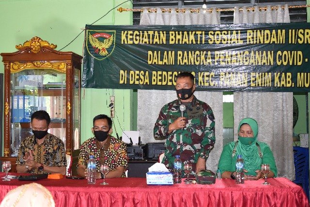 cairan disinfektan , Desa Bedegung , Desa Indramayu , kegiatan bhakti sosial , makanan bergizi , Prajurit TNI , Protokol kesehatan , Rindam II/Sriwijaya , Satuan Pendidikan