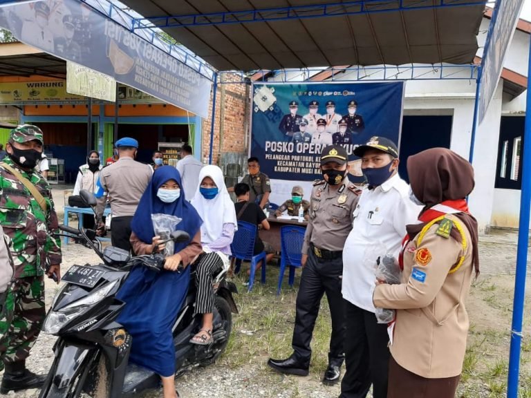 Apresiasi Masyarakat , Bayung Lencir , Forkopimcam , Memutus Rantai Covid-19 , Sosialisasikan Prokes , Souvenir Untuk Pemakai Masker