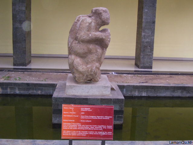 patung batu, artefak sejarah, museum balaputradewa