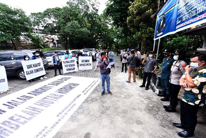 Aksi Forum Masyarakat Penyelamatan Hutan Alam