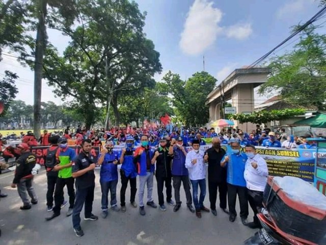 Aksi Demo , bidang ketenagakerjaan , Omnibuslaw Cipta Kerja , relawan masyarakat buruh , Upah Minimum Provinsi