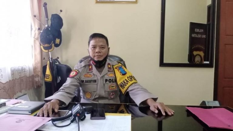 kasus pencurian , pemberhentian dengan tidak hormat , sidang pemberhentian secara terbuka