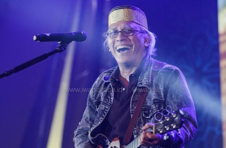 Goa yang penuh lumut , Iwan Fals , kunci gitar , manusia setengah dewa