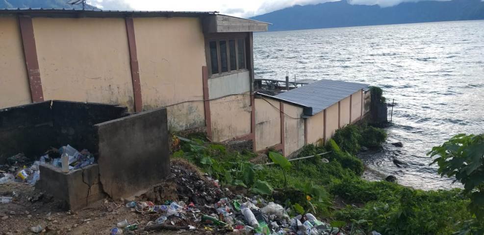 sampah berserakan di danau ranau