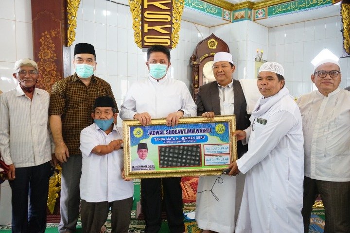 mayoritas beragama Islam , Pembangunan Masjid , Pembangunan Masjid Raya Sukur , Pengurus Masjid