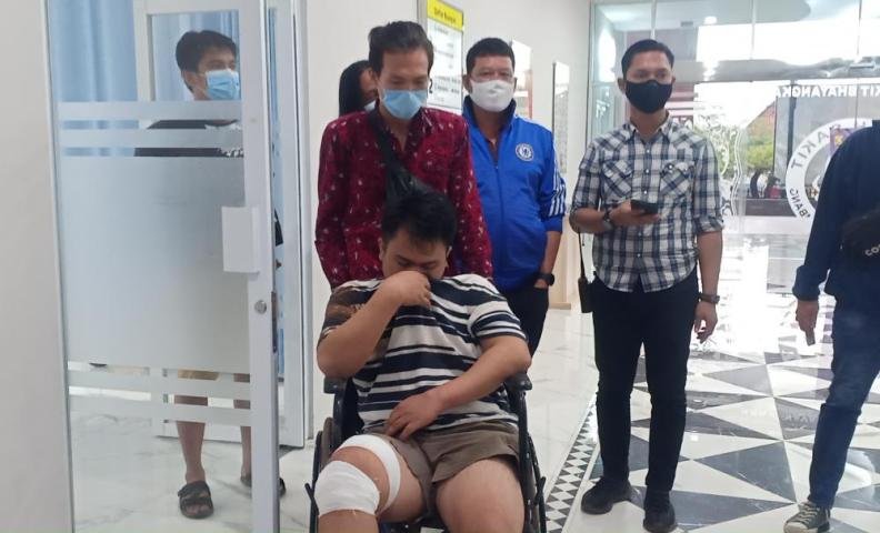 pelaku mencoba melawan petugas , pembunuhan Janda Anak 2 , Penemuan mayat , Polisi sedang mengevakuasi mayat