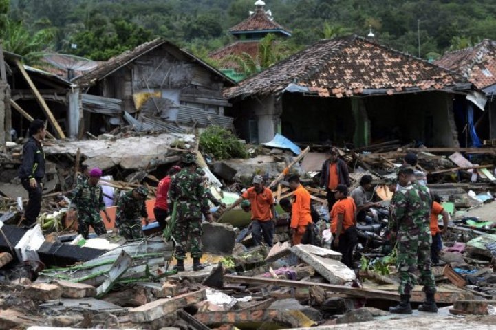 akibat dari fenomena alam , bencana alam yang mendominasi , mengalami kerusakan , proses evakuasi