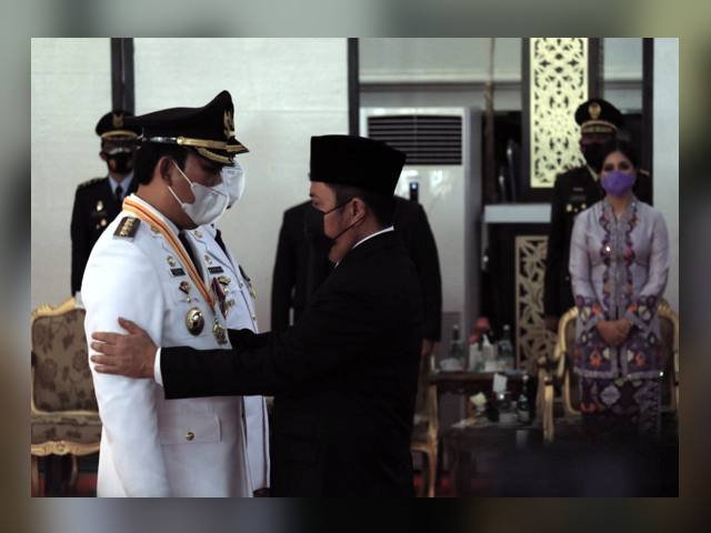 kerjasama masyarakat , pelantikan bupati dan wakil bupati , tonggak pembangunan di suatu daerah