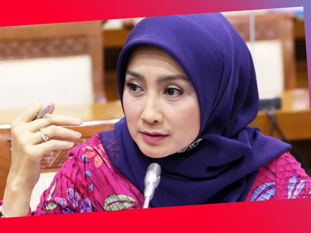 aktris era 90-an , dosen psikologi , Karier di dunia politik