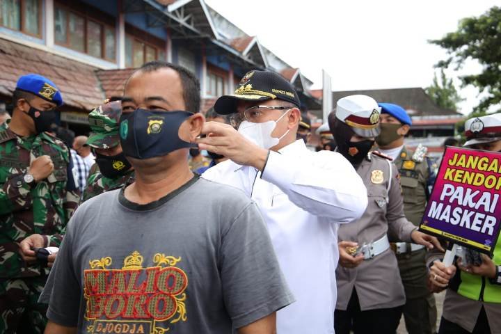 gerakan 3 M , Kepala Daerah Inovatif , menyisir pusat keramaian , Pasar Perjuangan , Penerapan Protokol Kesehatan , sosialisasi prokes