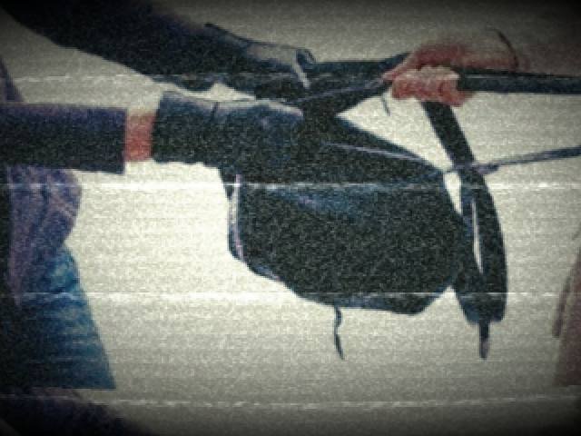 dilumpuhkan dengan timah panas , menodong pengemudi mobil pick up , pelaku menodongkan pisau