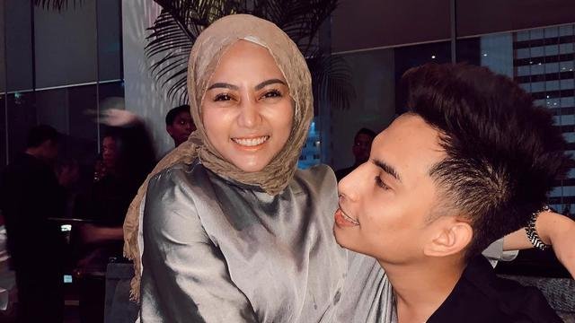 acara resepsi pernikahan mewah , Gugatan Cerai , kehadiran pihak ketiga , pasangan yang harmonis , selebgram ternama