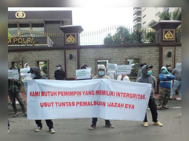 mempunyai legalitas pendidikan , panutan yang baik untuk warga , penggunaan ijazah palsu , penggunaan ijazah yang diduga ilegal