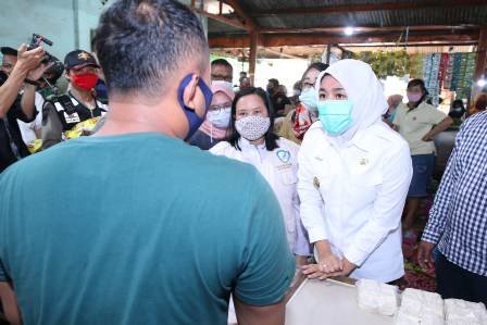 pedagang nakal, melakukan kecurangan