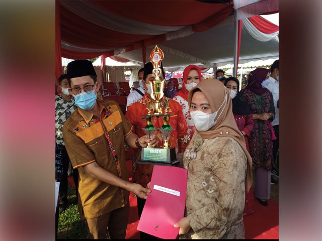 pemberian hadiah kepada pemenang mtq ke x