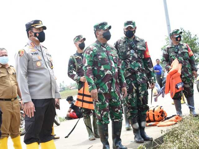 penyebab banjir di karawang, tanggul jebol, irigasi tidak berfungsi dengan baik