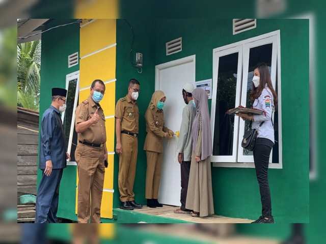 10 rumah warga prasejahtera , Badan Amil Zakat Nasional , Program Bedah Rumah , Rumah layak huni , rumah minimalis berwarna hijau tua